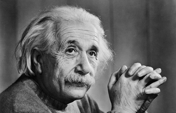 Albert Einstein fue un físico alemán de origen judío, nacionalizado después suizo, austriaco y estadounidense.